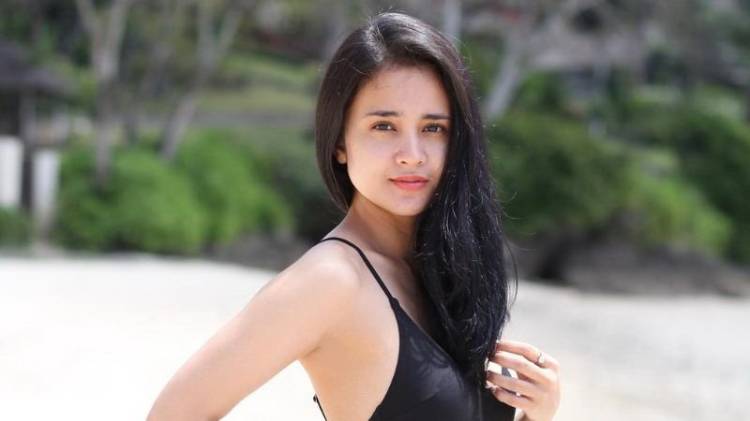 Kenakan Outfit Serba Putih, Sembari Duduk Santai di Pinggir Kolam Renang Pancarkan Kesan Seksi Michelle Ziudith