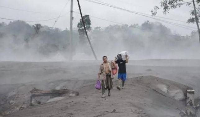 Kabupaten Lumajang di Selimuti  Material Vulkanik Semeru