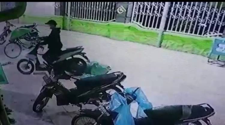 Maling Motor di Masjid Nurul Huda Terekam CCTV