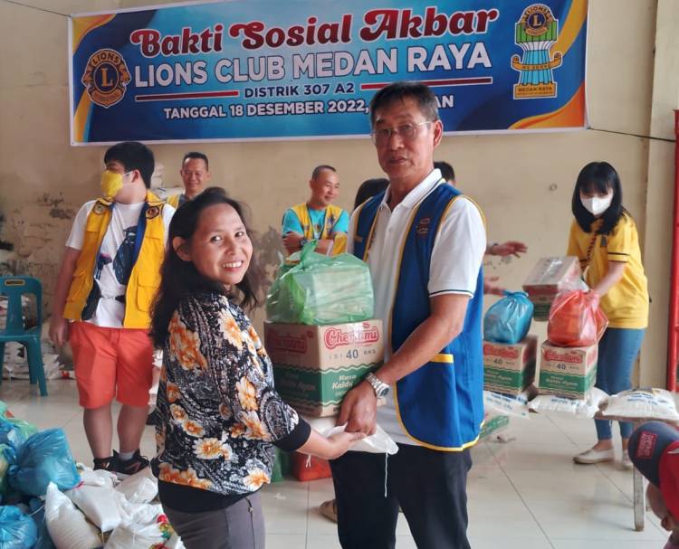 Sambut Nataru, Kolaborasi Lions Club dan Warga Pasar Kapuas Bagi 500 Paket Sembako