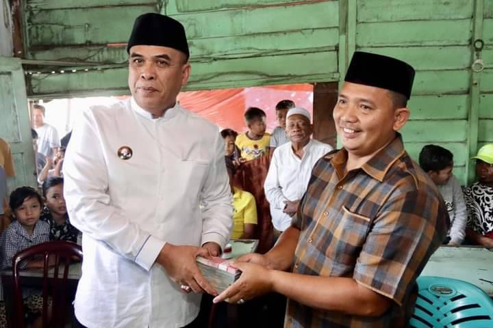 Tutup Tahun 2022 Bupati Madina Bagikan Tiga Bulan Gajinya Kepada Masyarakat