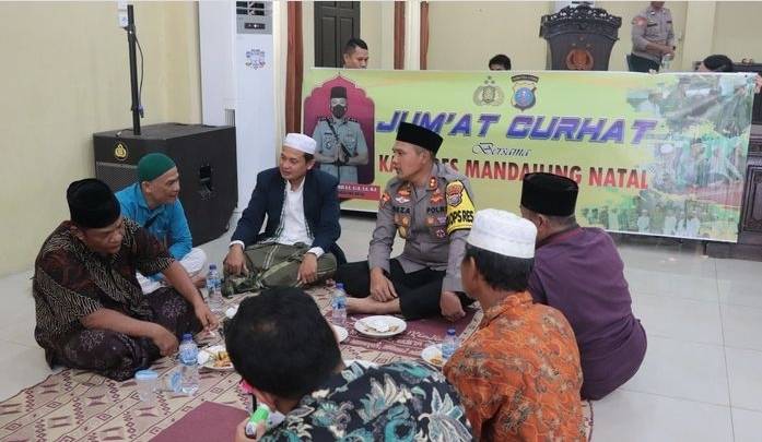 Usai sholat Jumat, Kapolres Madia Mendengarkan Curhatan Masyarakat