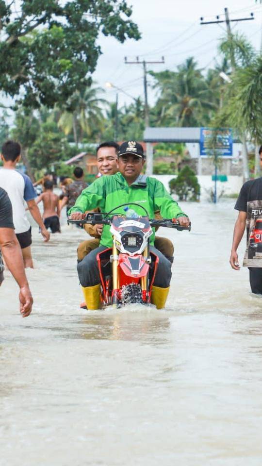 Bupati Sergai Mengendarai Trail Turun Langsung Tinjau Posko dan Bantuan Banjir