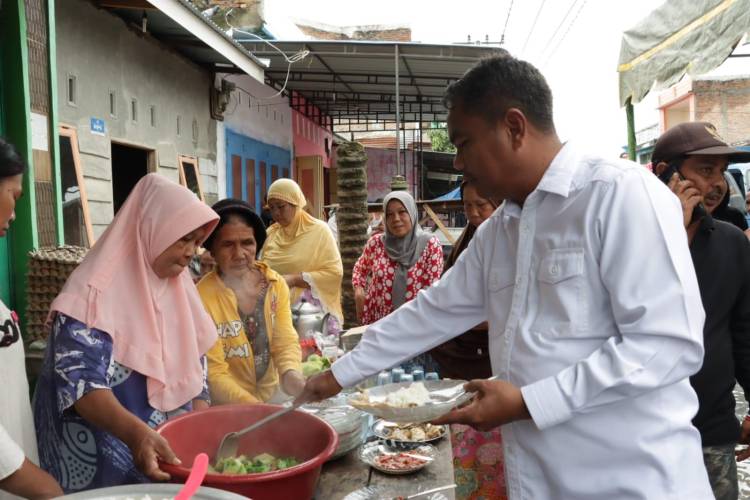 Bupati Sergai Makan Bersama Dengan Warga Pengungsi Banjir