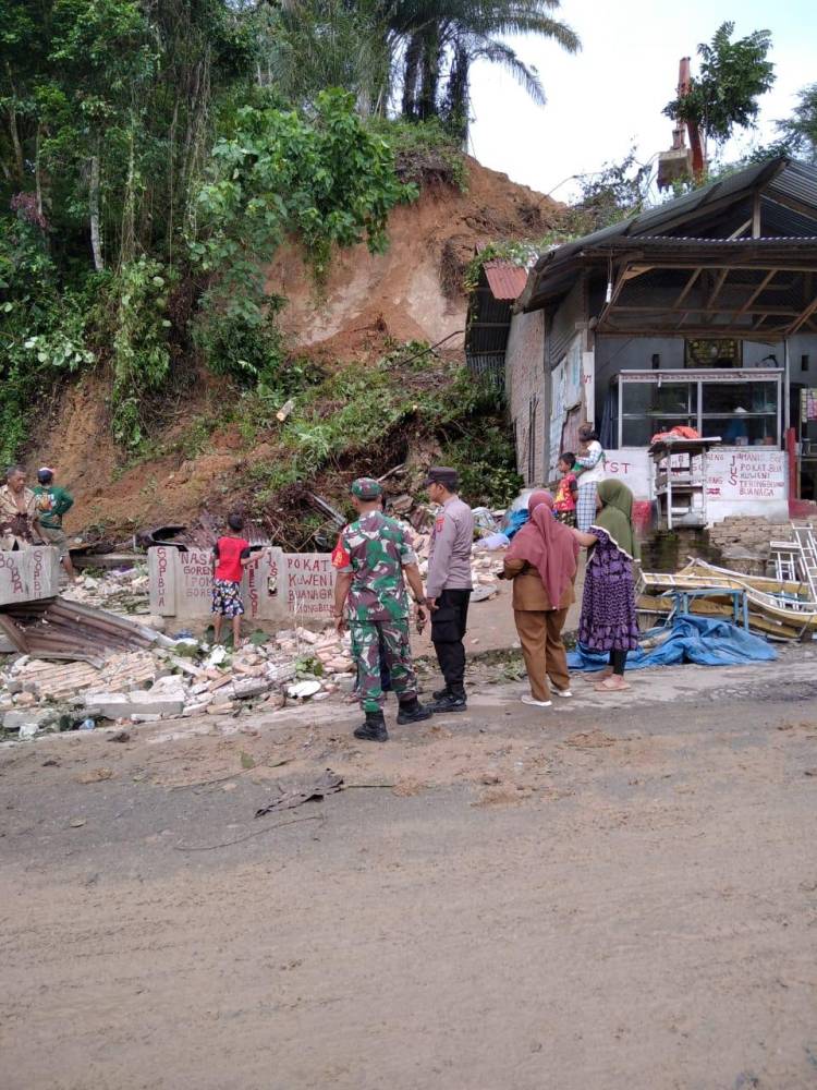 Longsor di Sekitar Galian C Bangun Purba Timbun Gudang Warga