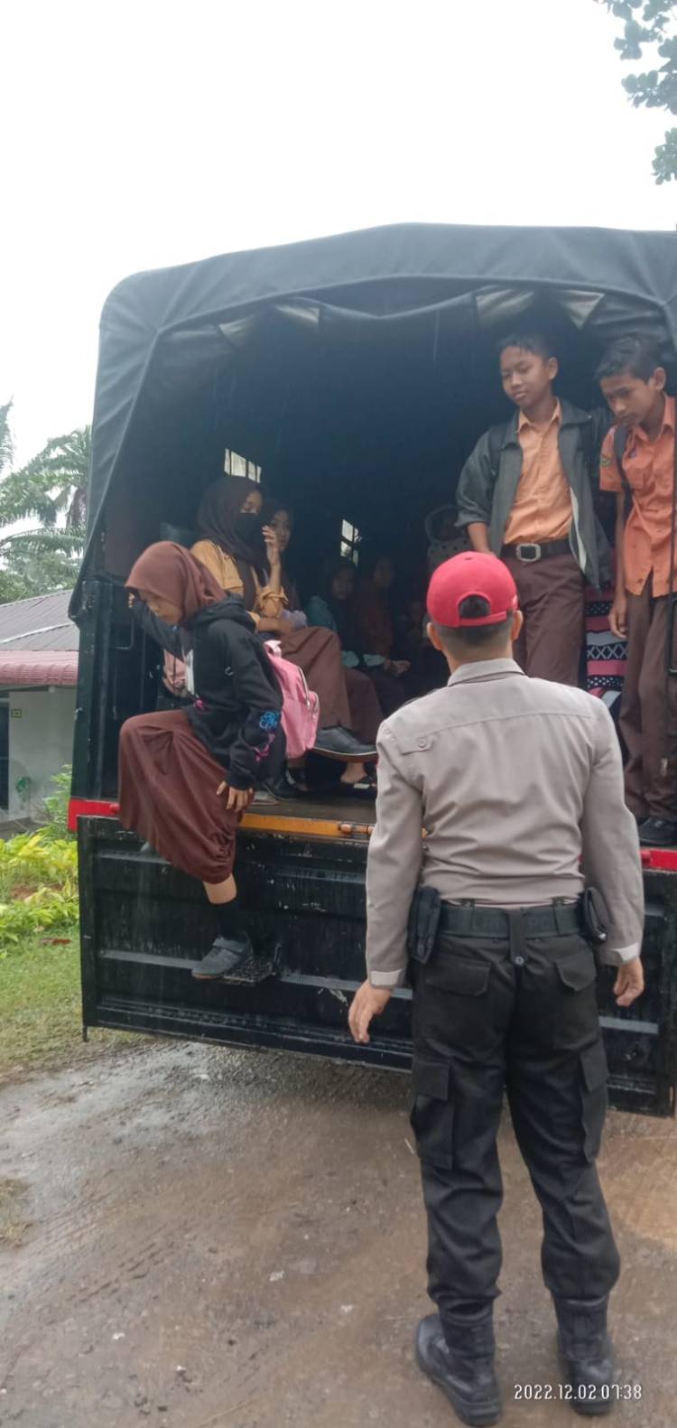 Puluhan Pelajar Terdampak Banjir diantar Jemput Truk SPN Polda Sumut