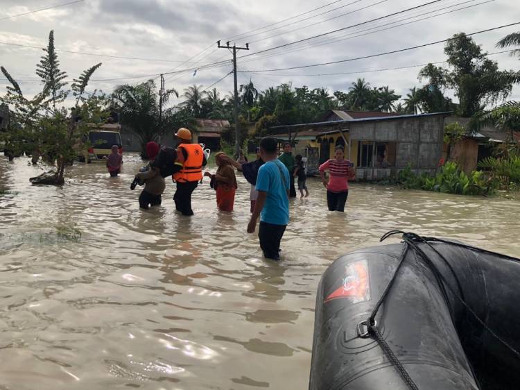 Jiwa Ragaku Demi Kemanusiaan, Batalyon B Brimob Sumut Evakuasi Warga Korban Banjir di Sergai
