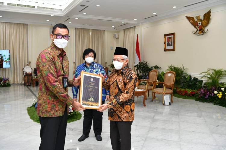 PLN Sukses Meraih 15 Penghargaan Proper Emas dan CEO Green Leadership Utama