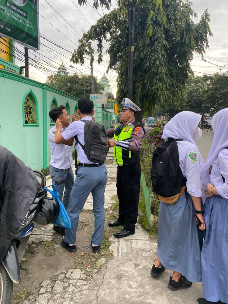 Biar Jera...!!! Pelajar Tidak Pakai Helm Dihukum Saling Jewer