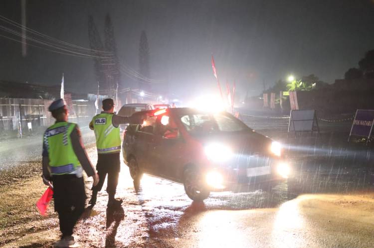 Meski Cuaca Hujan Deras, Kasat Lantas Dampingi Kapolres Simalungun Atur Lalin di Pintu Tol Sinaksak
