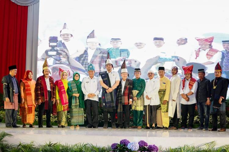 Kedatangannya Disambut Antusias Warga Hingga Pakaikan Bobby Nasution Pakaian Adat Simalungun