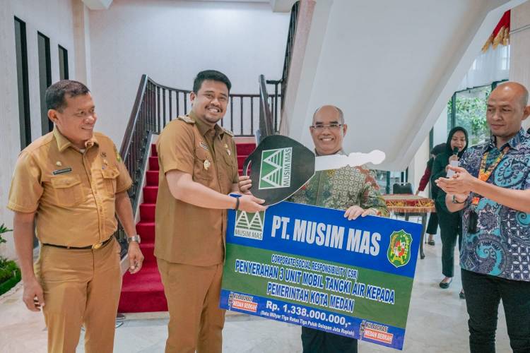 PT Musim Mas Berikan CSR 3 Unit Mobil Tangki Air