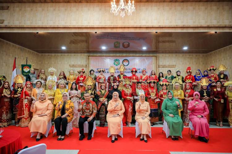 Peringati HUT ke-23 Dharma Wanita Kota Medan Dimeriahkan Fashion Show Multietnis