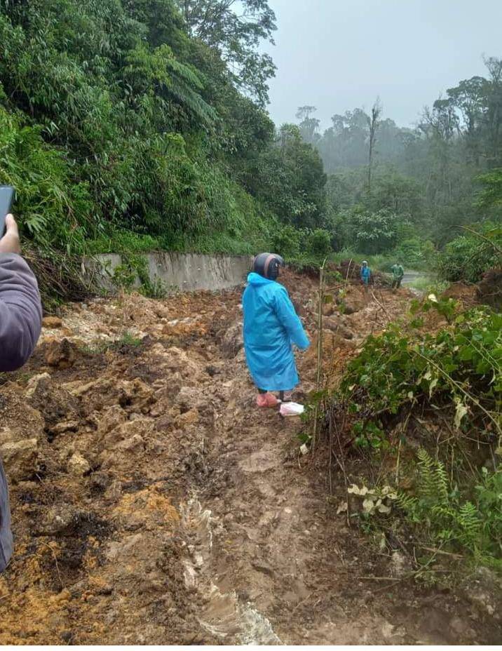 Akibat Curah Hujan Yang Tinggi, Material Longsor Tutupi Jalan Karo - Langkat