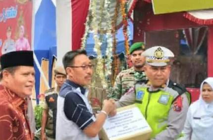 Tinjau Posko PAM Nataru, Bupati Labuhanbatu Selatan Berikan Bantuan Makanan Ringan