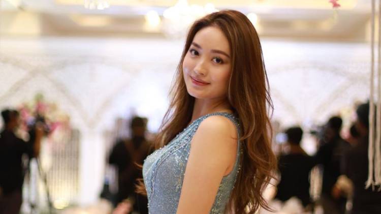 Berbalut Dress Biru, Pesona Natasha Wilona Bikin Netizen Tak Kuasa Ingin Memuji