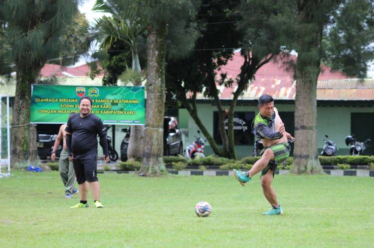 Saat Main Futsal Bareng Wartawan, Dandim 0205/TK : Berikanlah Informasi Positif Kepada Masyarakat