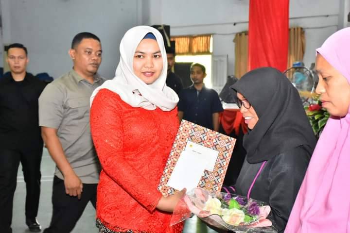 Peringati Hari Ibu, Wabup Madina Serahkan Penghargaan kepada Ibu Tangguh