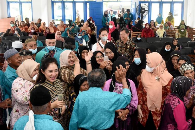 Nawal Lubis Bernyanyi dan Bergembira Bersama Lansia di Hari Ibu ke-94 Tahun 2022