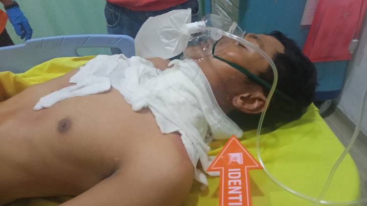Seorang Pria Tersengat Listrik Saat Pemasanggan Banner Di Simpang Unimed