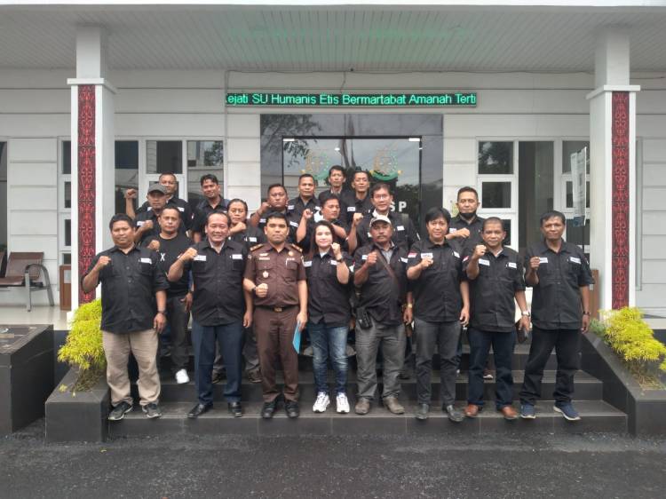 Ketua Forwaka Sumut  Bagi-Bagi Baju Seragam, Niat DoorStop Kajatisu Tertunda