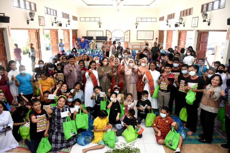 Sambut Hari Natal, Nawal Lubis Ajak Anak SLB-C Karya Tulus Main ke Rumah Dinas Gubsu