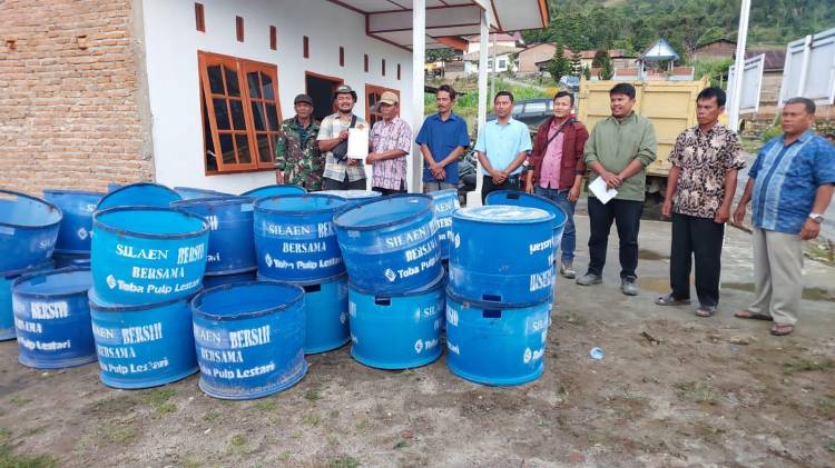 Wujud Komitmen Perusahaan, PT.TPL Berikan Bantuan 30 Unit Tong Sampah ke Pemerintah Desa