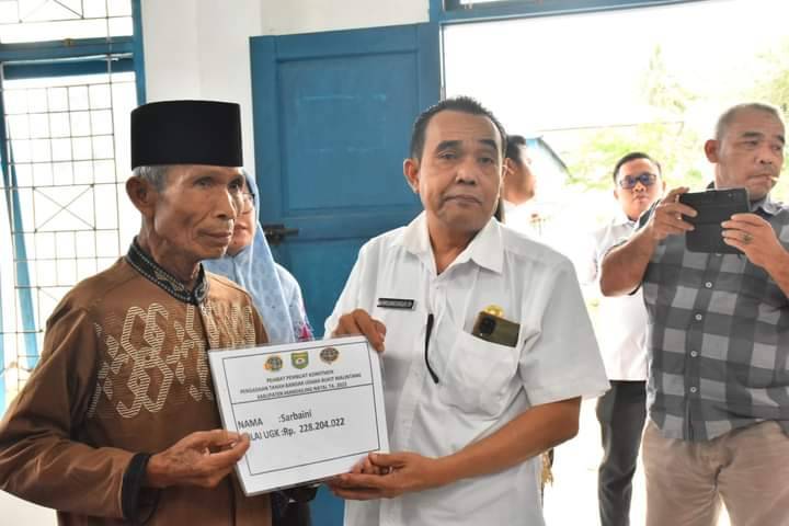 Pemkab Madina Serahkan Ganti Rugi Lahan untuk Pembangunan Bandara Bukit Malintang