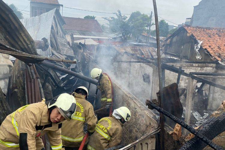 Pabrik Seputaran Bunggur Terbakar, Petugas Damkar turun Lokasi