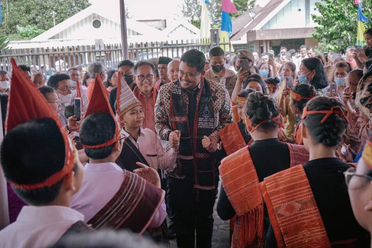 Bobby Nasution Gelar Safari Natal Di Gereja HKBP Sei Agul, Ini Pesan Menyentuhnya