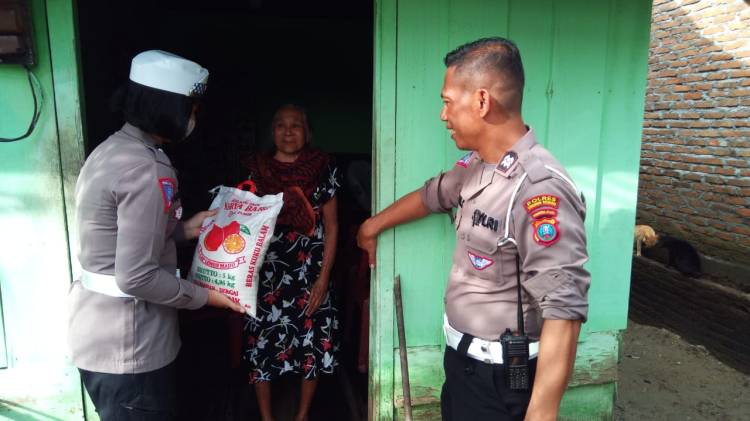 Kasat Lantas Polres Sergai Iptu Andita Sitepu Beri Bantuan Pada Korban Banjir