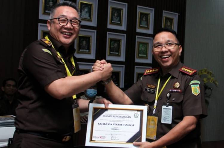 Mantap...!!! Kejari Langkat  dan Cabjari Pangkalan Brandan Raih Penghargaan