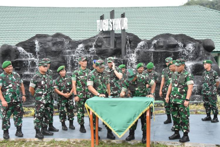 Kasdam I/BB Berikan Tali Asih ke Abang Becak di Sibolga