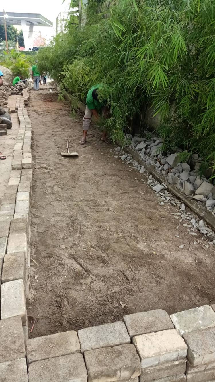 Sahuti Permintaan Warga, Mansyur Residence Bongkar Paving Block Depan Gang Melati