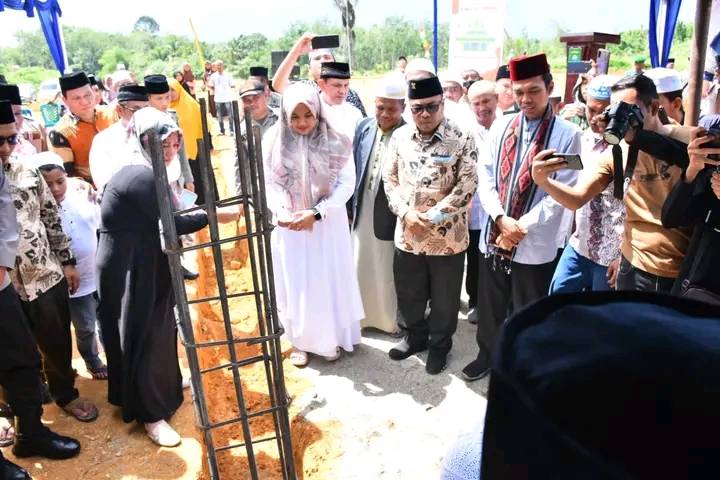 Wabup Madina Dampingi UAS pada Peletakan Batu Pertama Masjid Al-Furqon di Desa Lumban Pasir