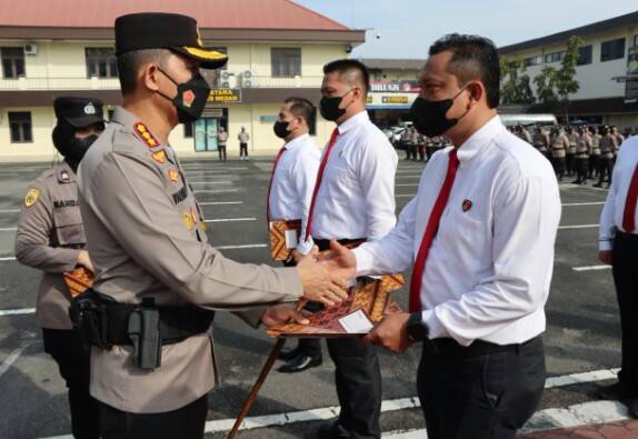 Kapolrestabes Medan Beri Penghargaan Personel