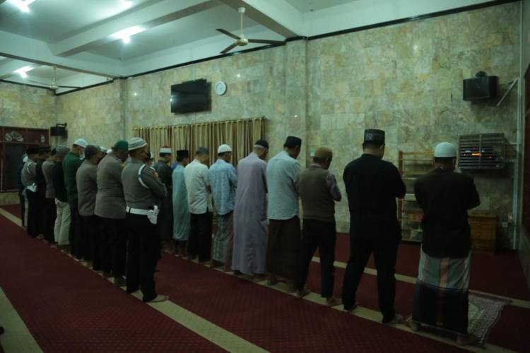 Subuh Berjamaah di Masjid Al-Manar, Wakapolda Sumut : Mari Lakukan Perubahan dari Diri Sendiri