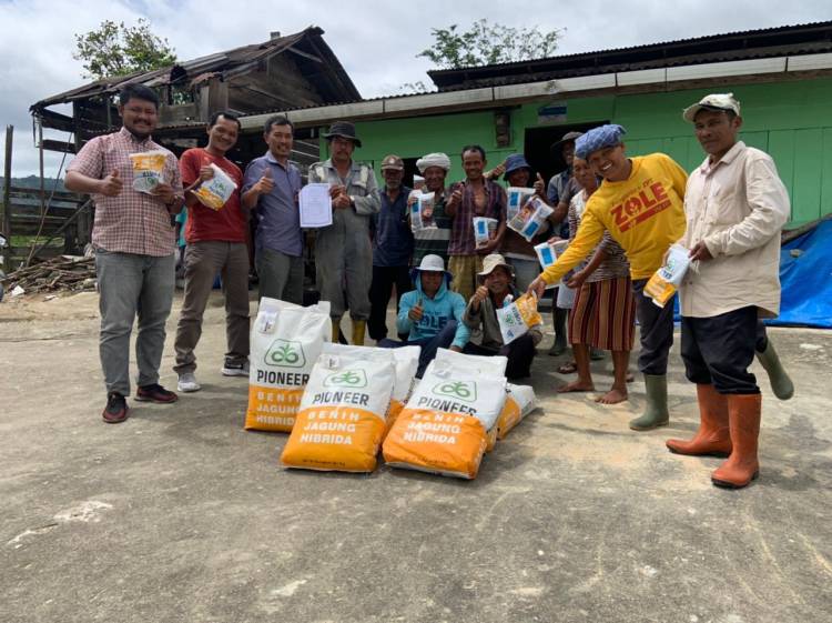 Guna Tingkatkan Perekonomian Desa, PT. TPL Berikan Bibit Jagung Kepada Para Petani di Kabupaten Toba