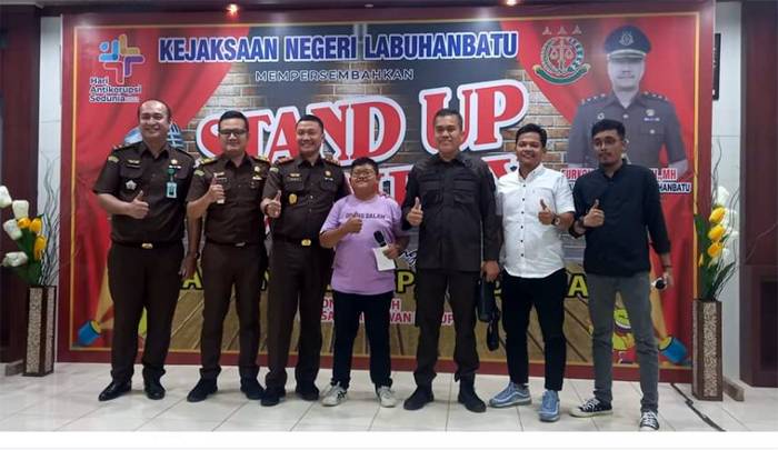 Peringati Hakordia 2022, Kejari Labuhanbatu Edukasi Mayararakat Lewat Stand Up Comedy
