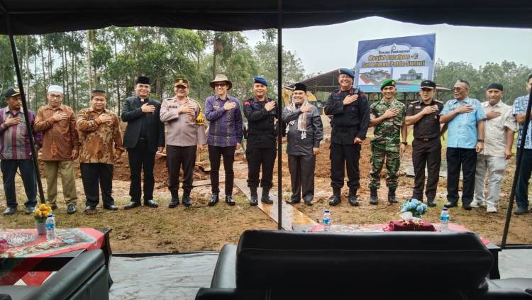 Dansat Brimob Poldasu Meletakkan Batu Pertama Pembangunan Mesjid Batalyon C