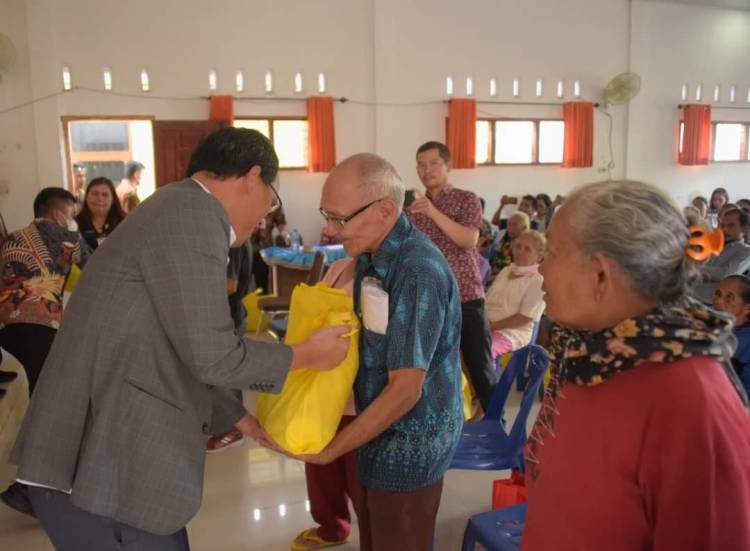 Dosmar Berikan Bingkisan Natal Kepada Masyarakat Humbang Hasundutan