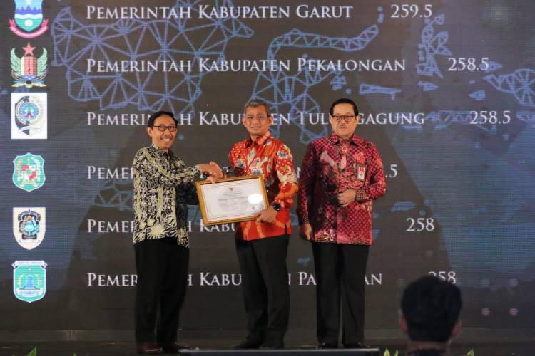 Dibawah Kepemimpinan Bobby Nasution, Pemko Medan Raih Penghargaan Anugerah Meritokrasi 2022
