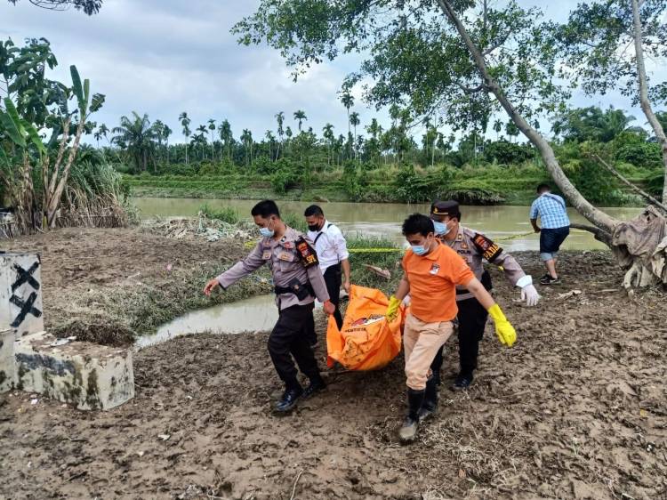 Mayat Mr X Di Temukan Terapung Di Aliran Sungai Padang