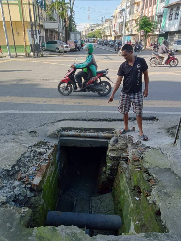 Lubang Besar di Simp Jln Thamrin/Sutrisno Ancam Keselamatan Warga