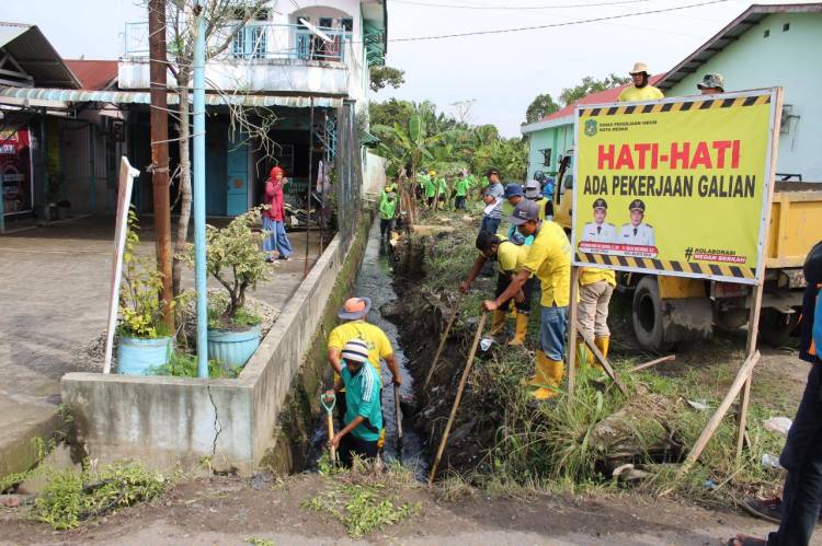 Kecamatan Medan Helvetia Lakukan Gotong Royong Di Tapal Batas