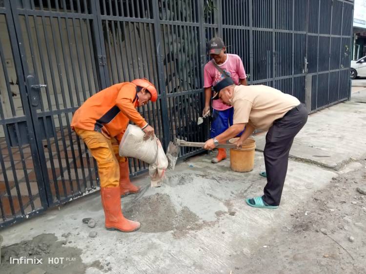 Kecamatan Medan Perjuangan Gotong Royong Bersama Membersihkan Median & Patching Di Jalan Prof. H.M. Yamin