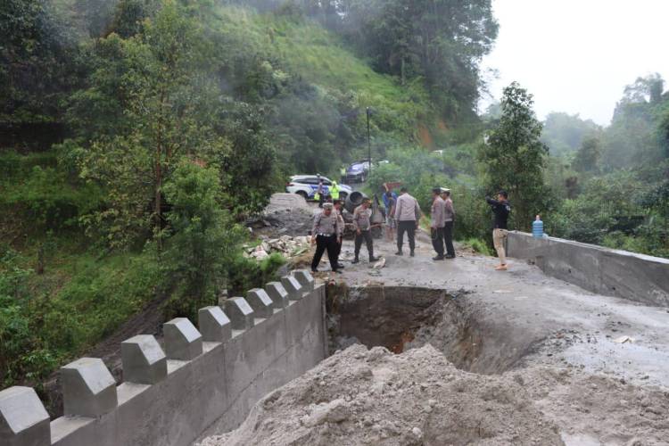 Menjelang Libur Nataru, Kapolres Tanah Karo AKBP Ronny Nicolas Sidabutar Cek Kelayakan Jalur Alternatif