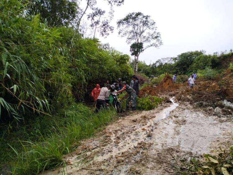Sinergitas TNI-Polri Saat Membantu Warga Saat Melintas Dimaterial Longsor Karo - Langkat