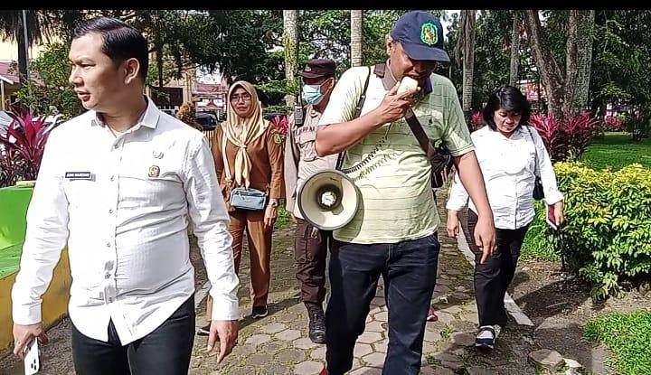 Lakukan Sosialisasi di Taman Teladan, Lurah Teladan Barat Bersama Babinkamtibmas Cegah Pungli
