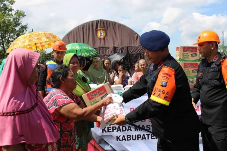 Danyon B Brimob Sumut Salurkan Sembako dan Obat-Obatan Kepada Warga Terdampak Banjir di Sei Rampah